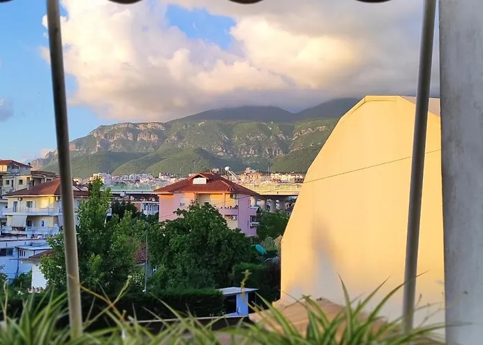 Appartamento Warm Wooden Escape, Cozy & Elegant Tirana